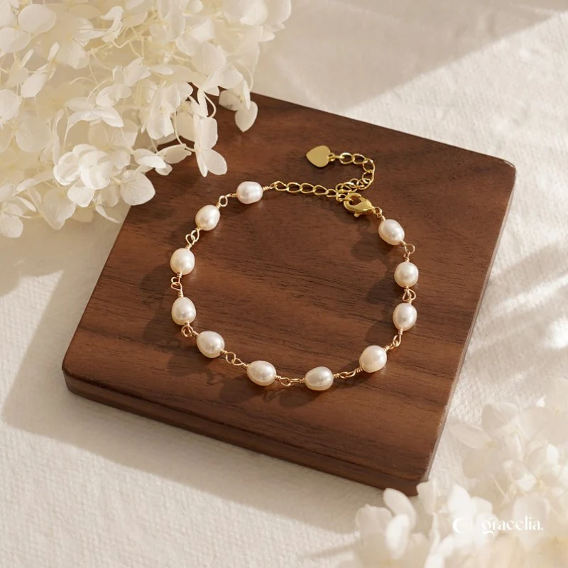 Delicate Freshwater Pearl Bracelet: Minimalist Charm with Profound Natural Meaning.